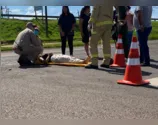 Mulher fica ferida após carro bater na traseira de moto em Apucarana