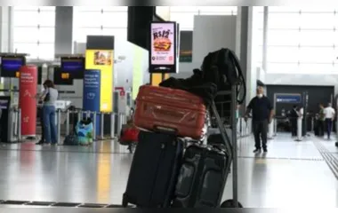 As empresas cobram um valor à parte da passagem pelas bagagens de 23 quilos em voos nacionais e 32 quilos nos voos internacionais