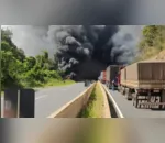 Caminhão de combustível pega fogo na BR-376 e fumaça bloqueia pista