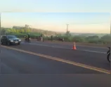 Motociclista bate em carro ao passar por acidente fatal em Apucarana